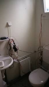 das_freifunkklo_tm_mit_switch_und_power_supply_fuer_die_richtstrecke.jpg